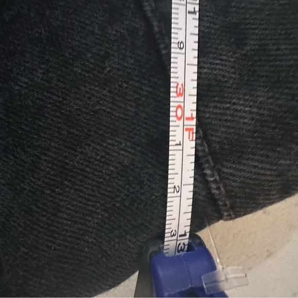 Levi's Dark Denim Frayed Shorts - Picture 6 of 6